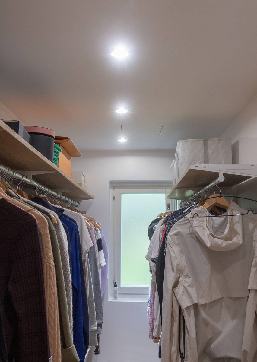 An der Decke des Kleiderschranks sind drei Strahler in einer Reihe in der Mitte der Decke angebracht.