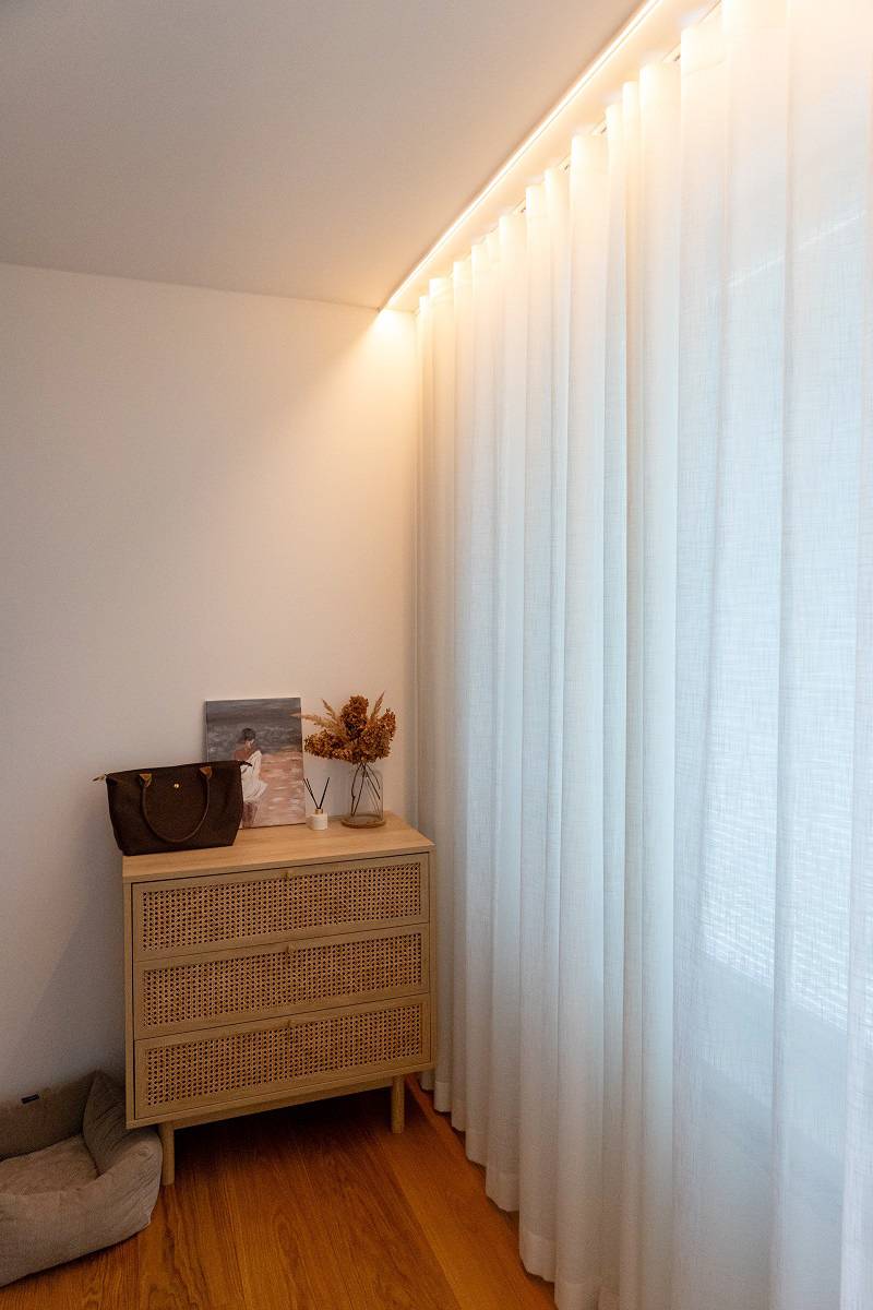 Im Schlafzimmer wurde zudem ein LED-Streifen hinter der Leiste angebracht, sodass die Lichtquelle verborgen bleibt.