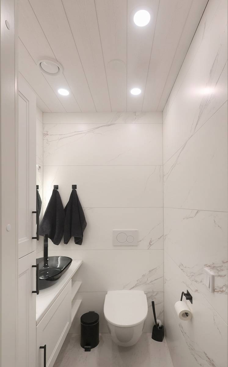 Drei LED PANEL in der Decke der Toilette ø120