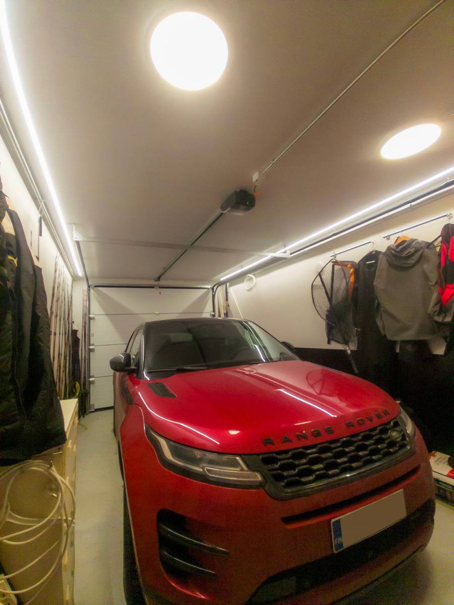 Auf dem Dach einer Garage befinden sich auf beiden Seiten LED-Streifen. Es gibt auch zwei led plafond auf dem Dach.