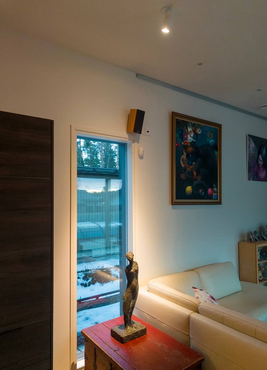 LED FOCUS Einbauleuchte, deren Licht auf ein Kunstwerk gerichtet ist.