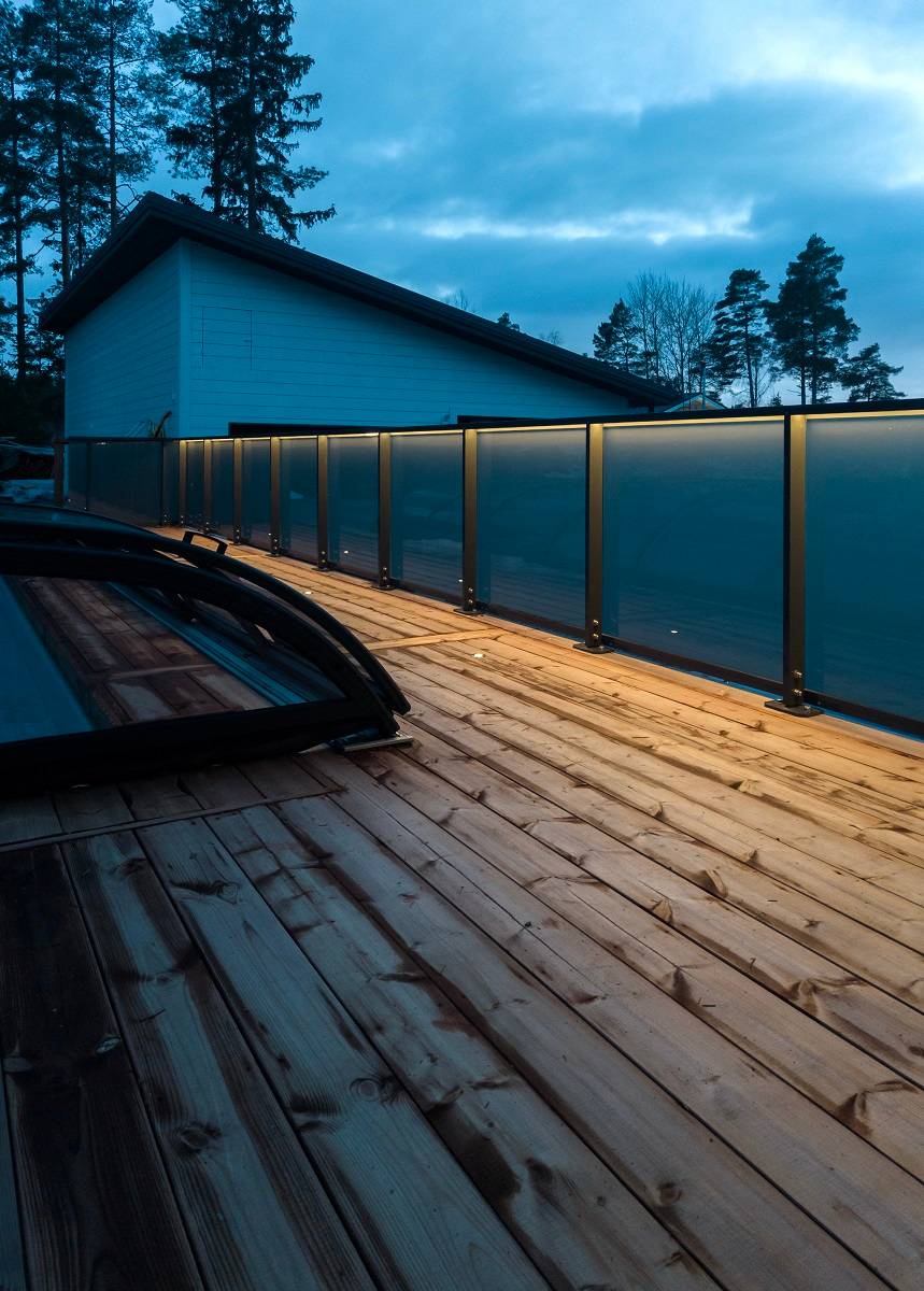 LED-Streifen am Geländer und in der Balustrade eingebettete Terrassenbeleuchtung.