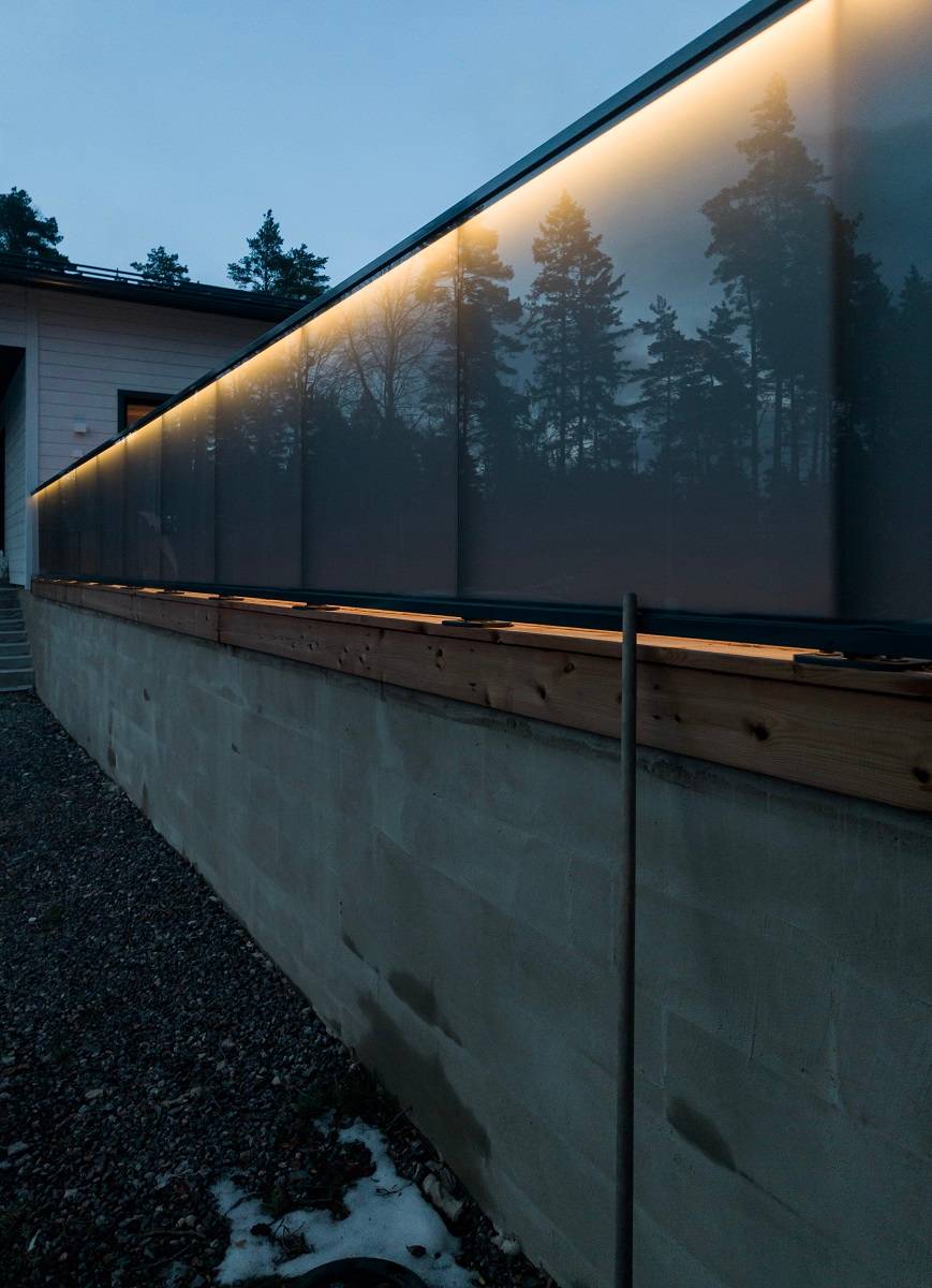 LED-Leuchtband an einem Glasgeländer im Freien.