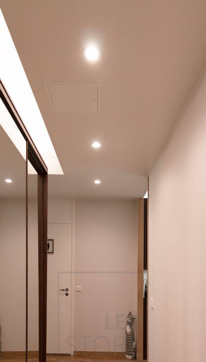 Beleuchtung der Eingangshalle mit einstellbaren CCT-Strahlern und LED-Streifen, warmweiß gedimmt. LedStore.fi