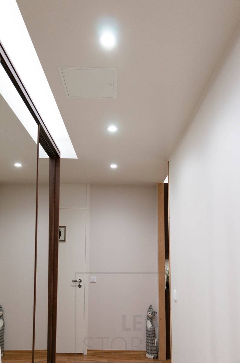 Beleuchtung der Eingangshalle mit einstellbaren CCT-Strahlern und LED-Streifen, kaltweiß. LedStore.fi