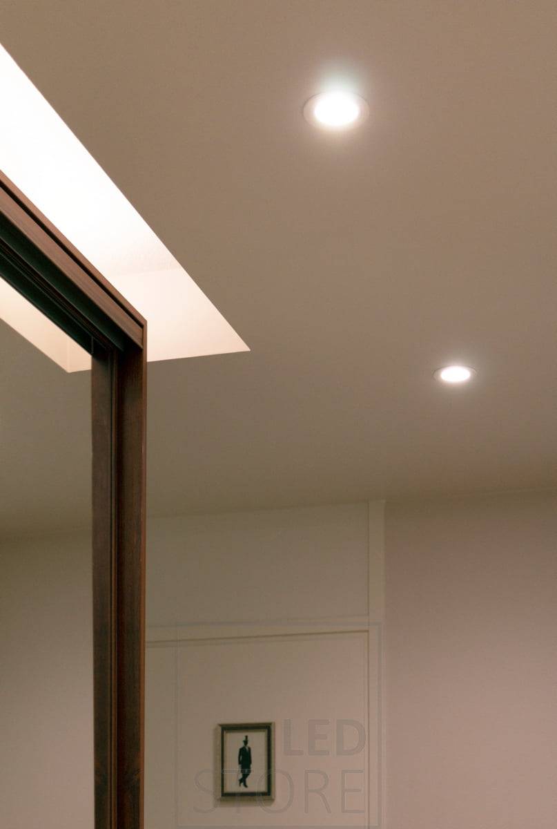 Über dem Schiebetürenschrank im Flur beleuchtet ein LED-Streifen mit weißem Oberflächenprofil und 7,2 W/m mit atmosphärischer CCT die Decke. LedStore.fi