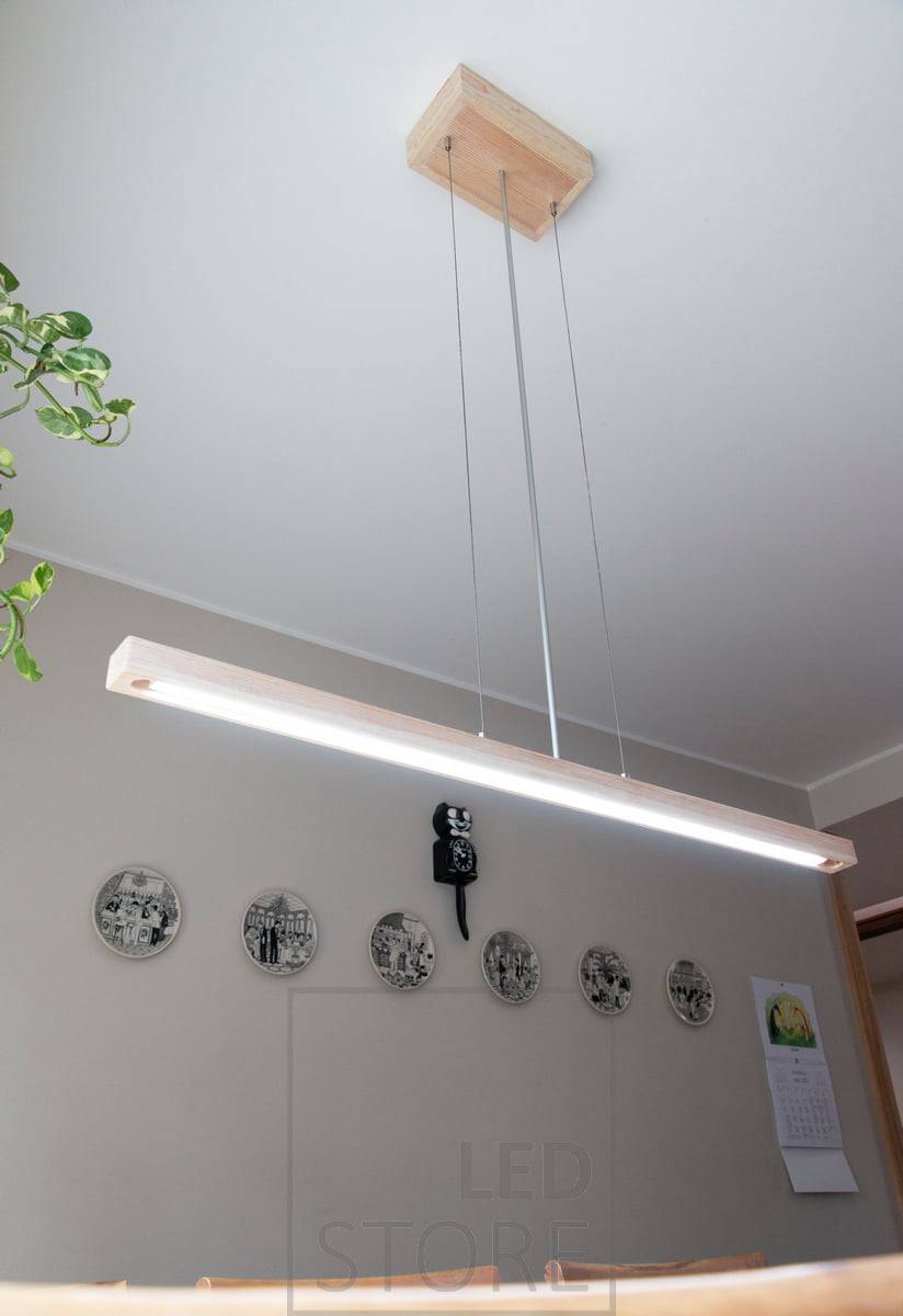 Kundenspezifische Küchenleuchte mit CCT-LED-Leiste und Aluminiumprofil, eingebettet in einen Holzrahmen. Kabellose Stromversorgung in der Deckenschale. LedStore.fi