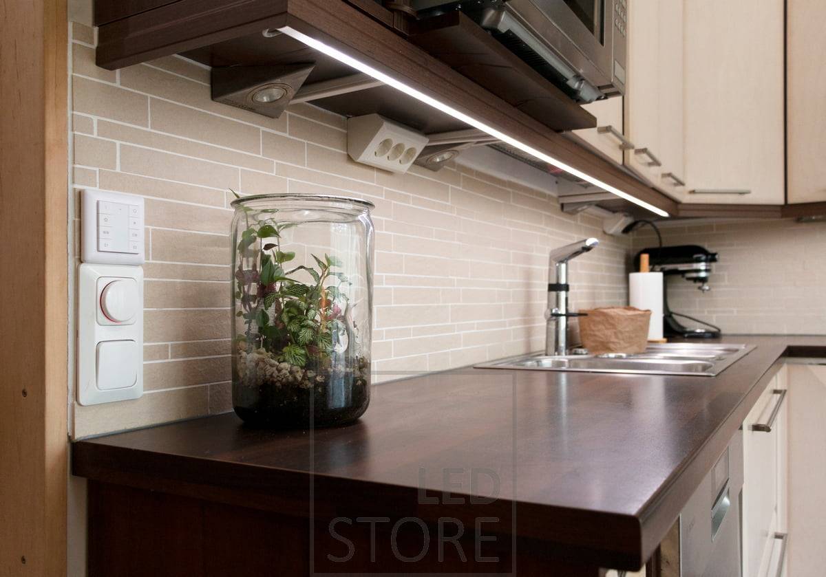 Eckhalogenlampen und LED-Leisten eignen sich für die Beleuchtung von Arbeitsplatten, da die LED-Leisten an der Vorderkante der Arbeitsplatte und die Halogenlampen an der Hinterkante montiert werden. LedStore.fi