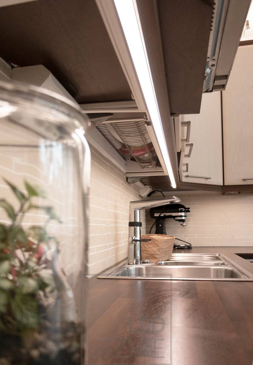 Das LED-Beleuchtungsband Solo CCT bringt ein wunderbar gleichmäßiges Licht auf Ihre Arbeitsfläche. LedStore.fi