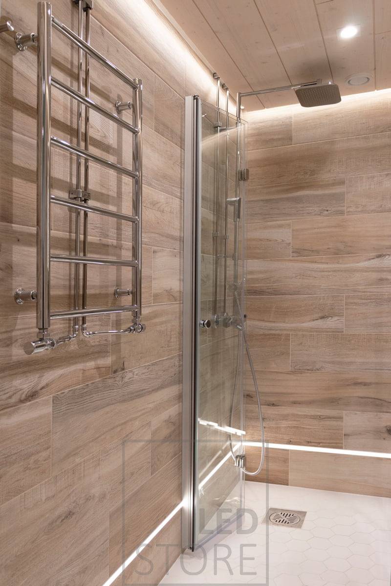 Die indirekte Beleuchtung im Badezimmer funktioniert synchron mit den Strahlern und hat immer die gleiche Dimm- und Farbtemperatur. LedStore.fi
