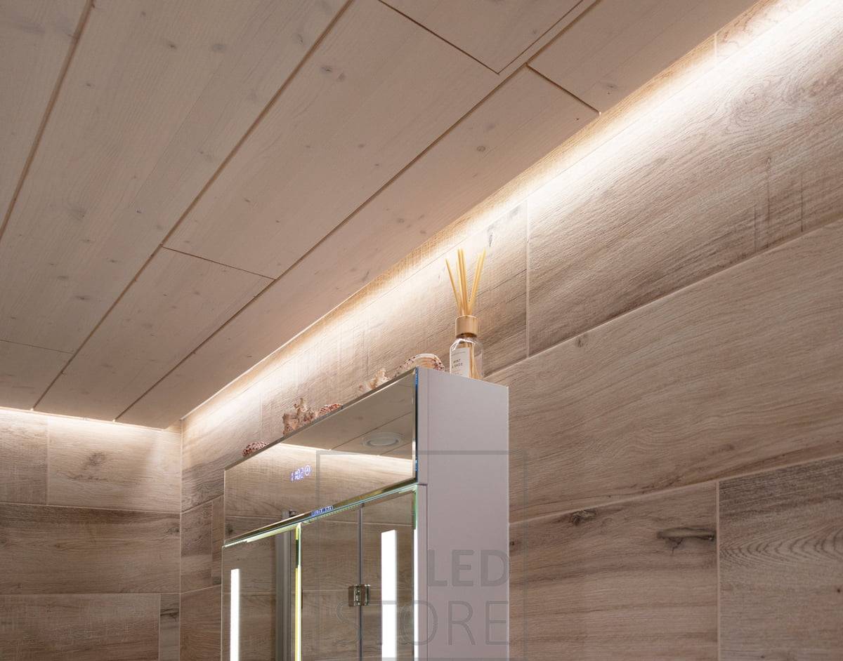 Ein 7,2 W/m CCT LED-Streifen in einem Oberflächenprofil leuchtet die Dachrinne schön aus. LedStore.fi
