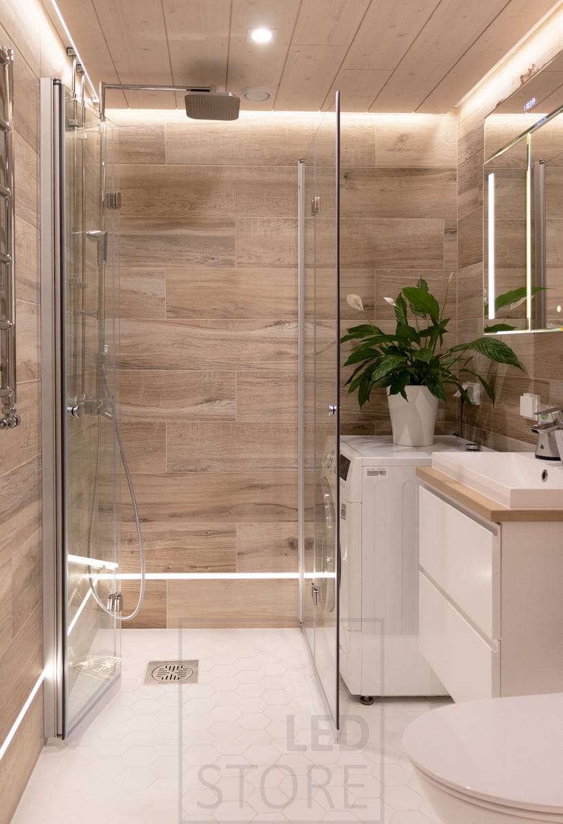 Das Badezimmer wurde mit Licht aus verschiedenen Richtungen in ein großartiges Spa-Gefühl versetzt. LedStore.fi