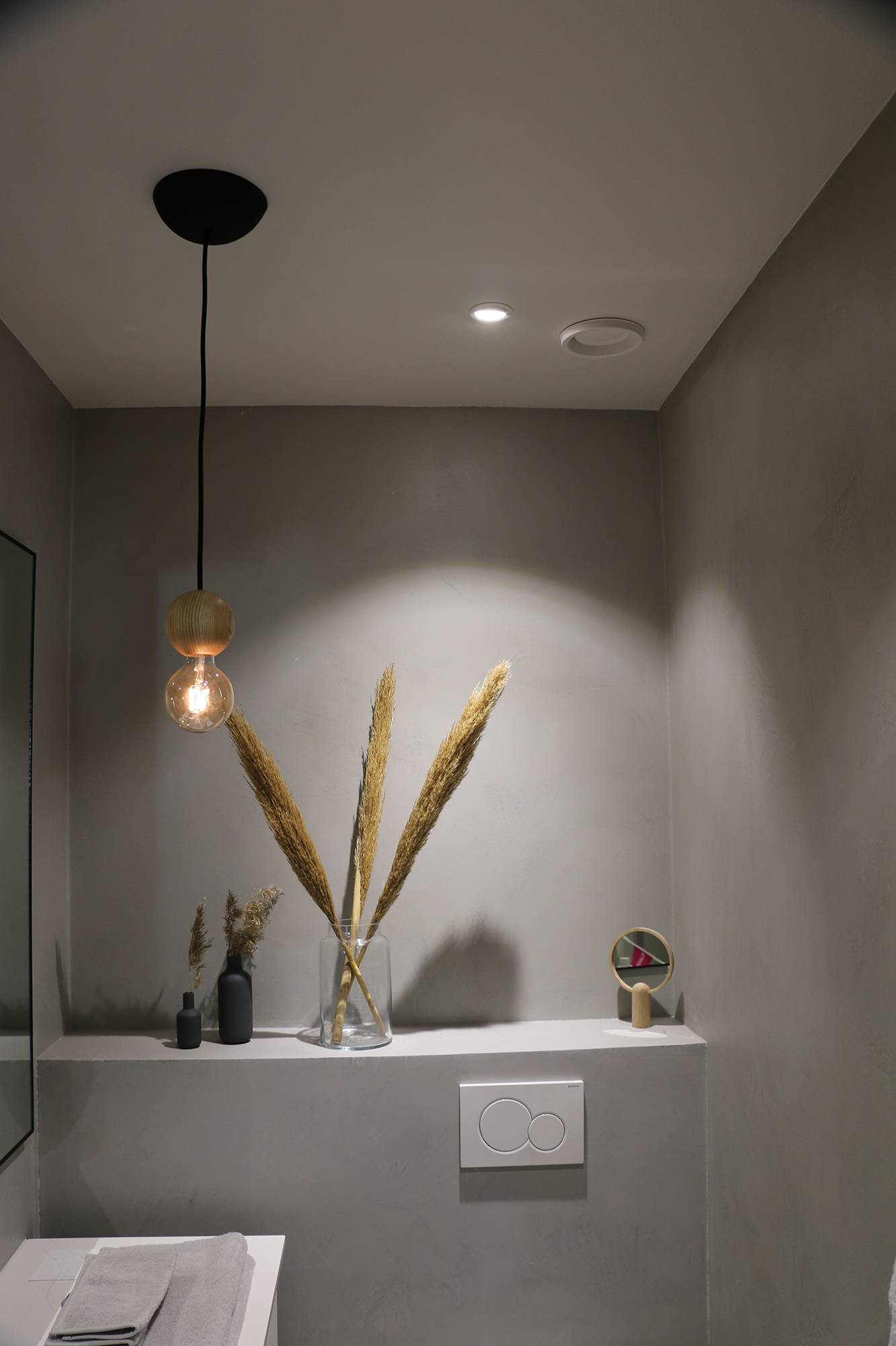 Scheinwerferlicht, das die auf dem Regal abgestellten Gegenstände und das Regal selbst hervorhebt. Der Strahler in der Nähe der Wand hebt auch das Lichtmuster der Lampe hervor. Ledstore.fi