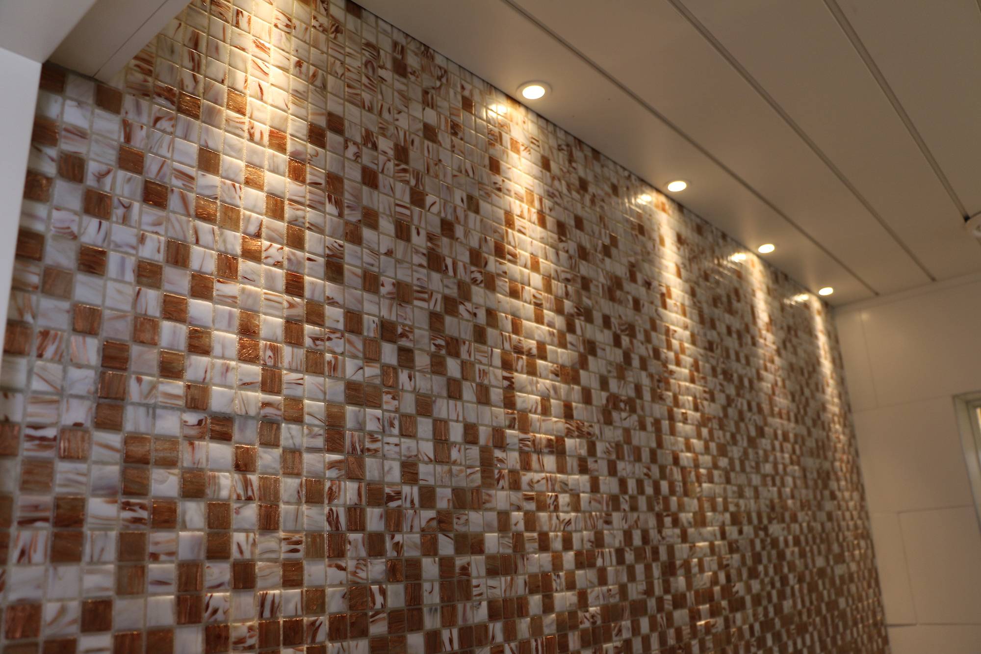 Mosaikfliesen-Akzent mit Spots. Ledstore.fi