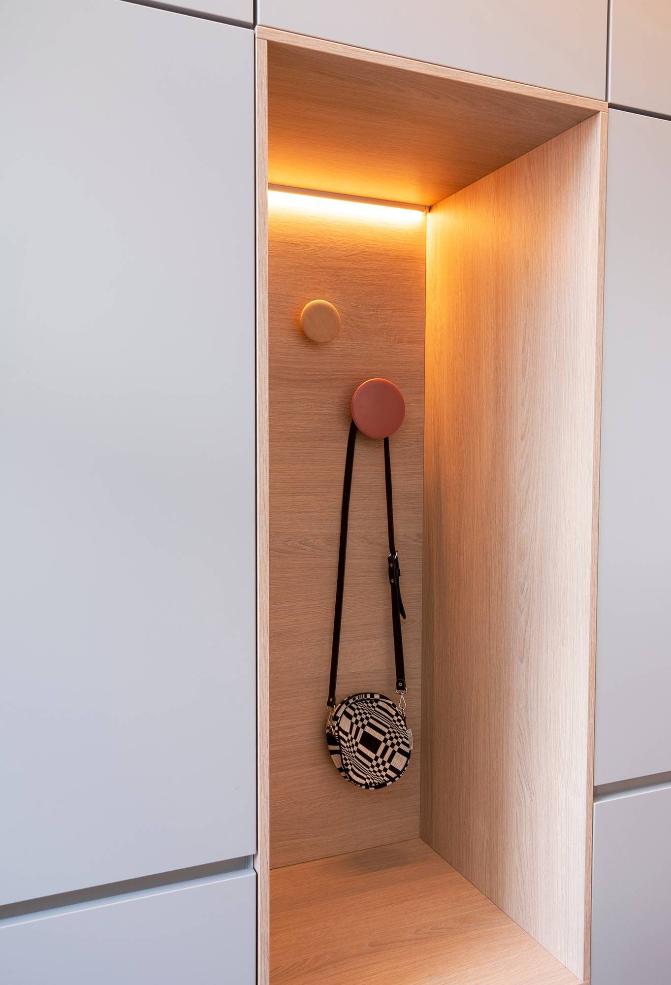 Led-Leuchtband zum Hervorheben und Beleuchten der Schranknische mit indirektem Licht. Ledstore.fi