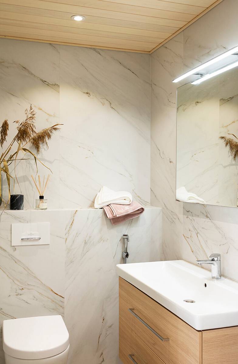 Spot an der Decke im Badezimmer. Die Platzierung des Spots in der Nähe der Wand akzentuiert sein Lichtmuster. Ledstore.fi