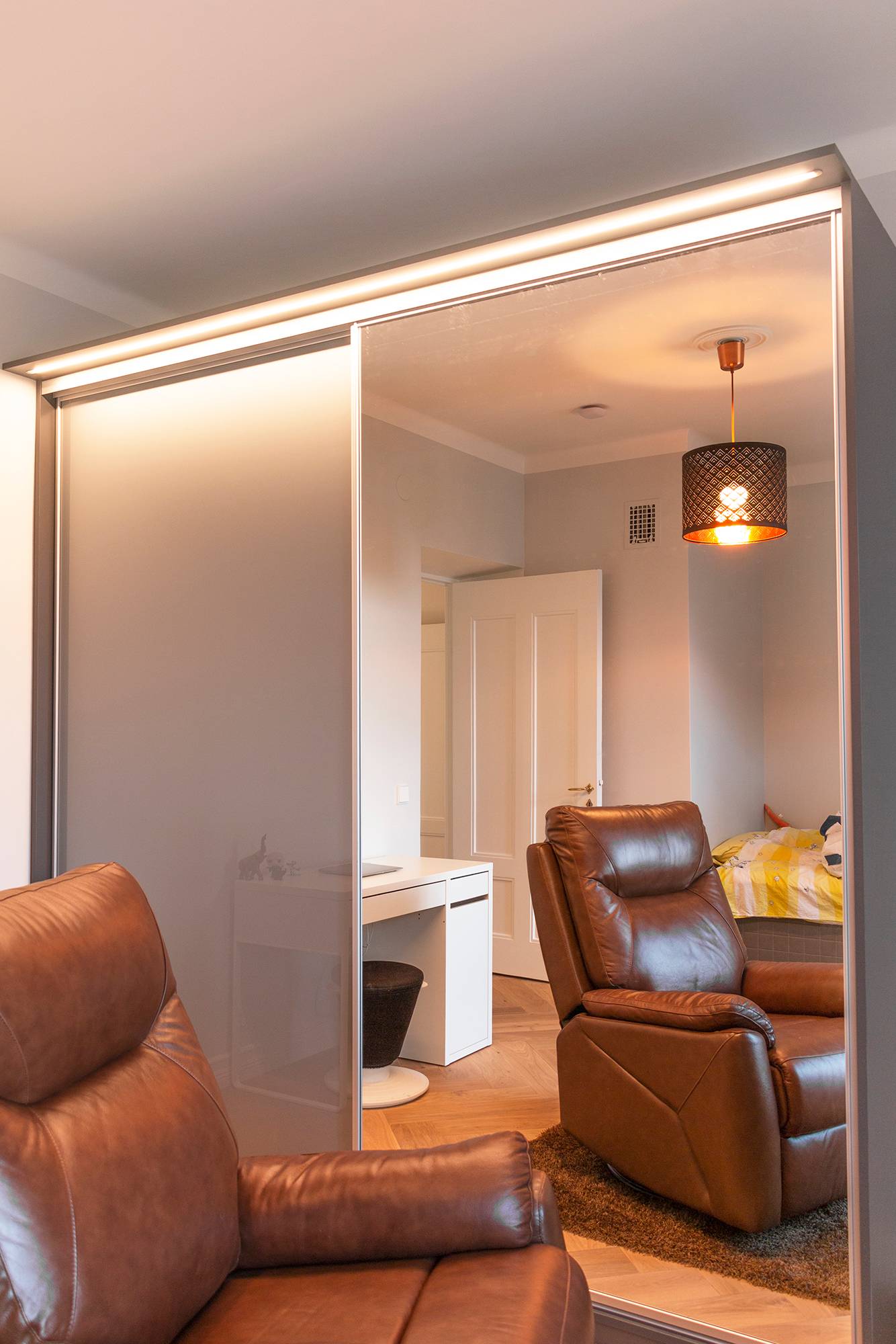 Led-Leuchtband in einem Kasten mit bündigem Profil zur Beleuchtung des Schrankinneren, des Spiegels und der Umgebung. Ledstore.fi