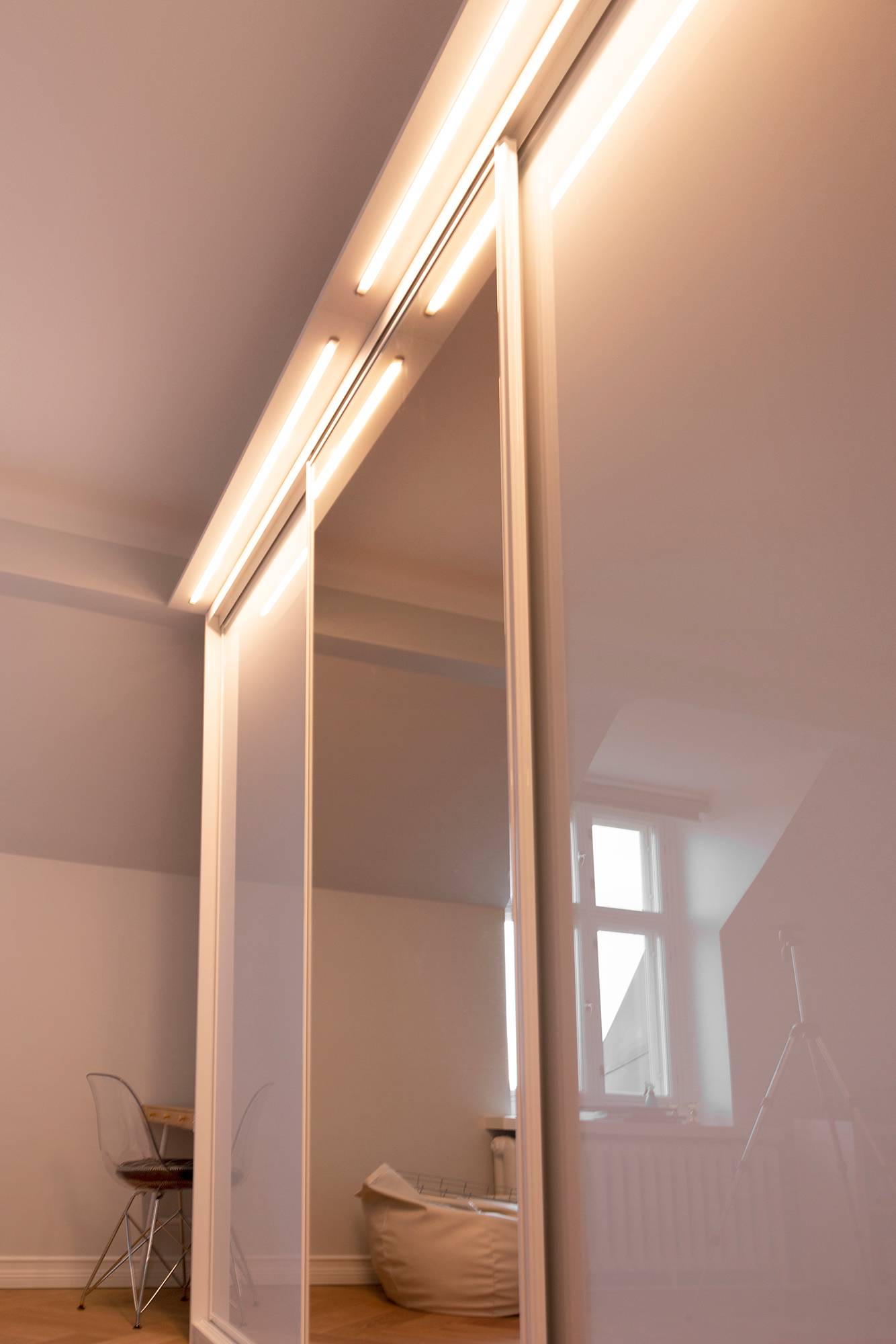 In einer Schublade, die auf einem Kleiderschrank aufgebaut ist, beleuchten LED-Lichtleisten im Uppo-Profil den Kleiderschrank und seine Umgebung. Ledstore.fi