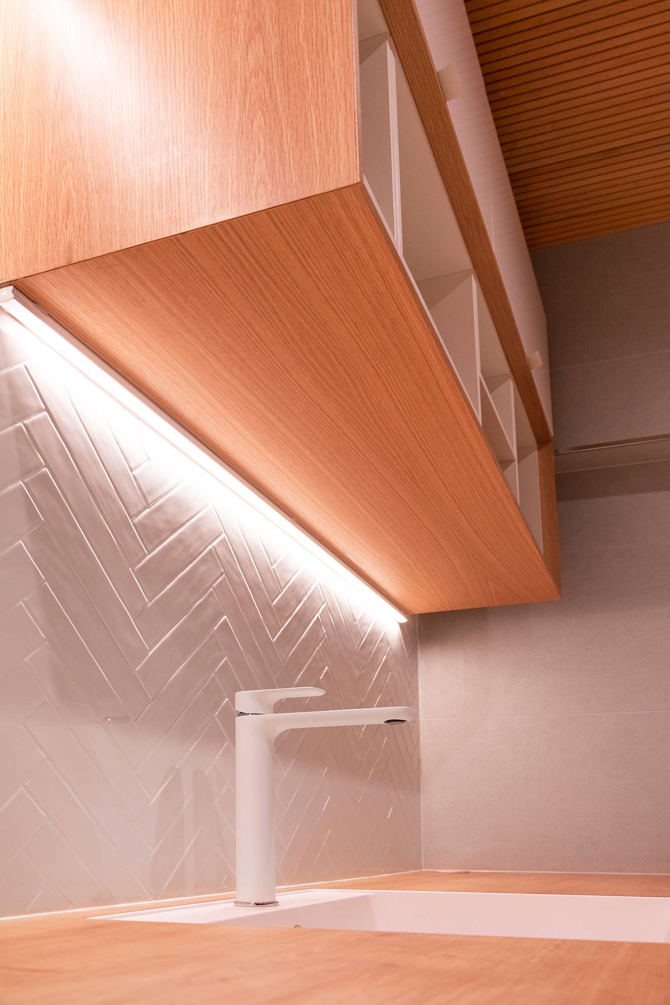 In der Ecke des Schranks hebt eine LED-Leiste die Fliese hervor und bringt Arbeitslicht hinein. Ledstore.fi