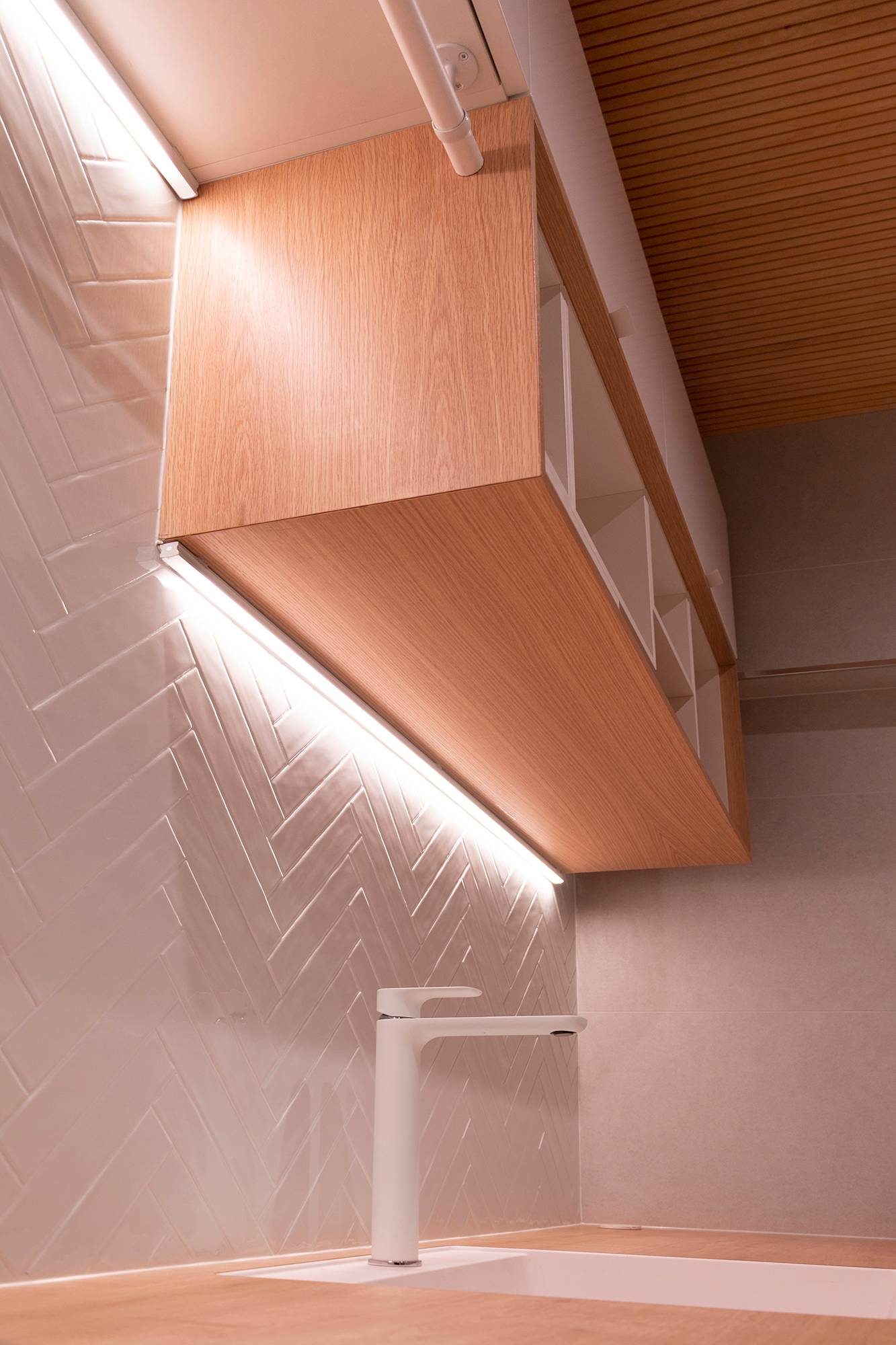 Zwei verschiedene Ebenen von LED-Streifen in der Ecke des Schranks und an der Wand. Die LED-Streifen heben auch die strukturierten Fliesen hervor. Ledstore.fi