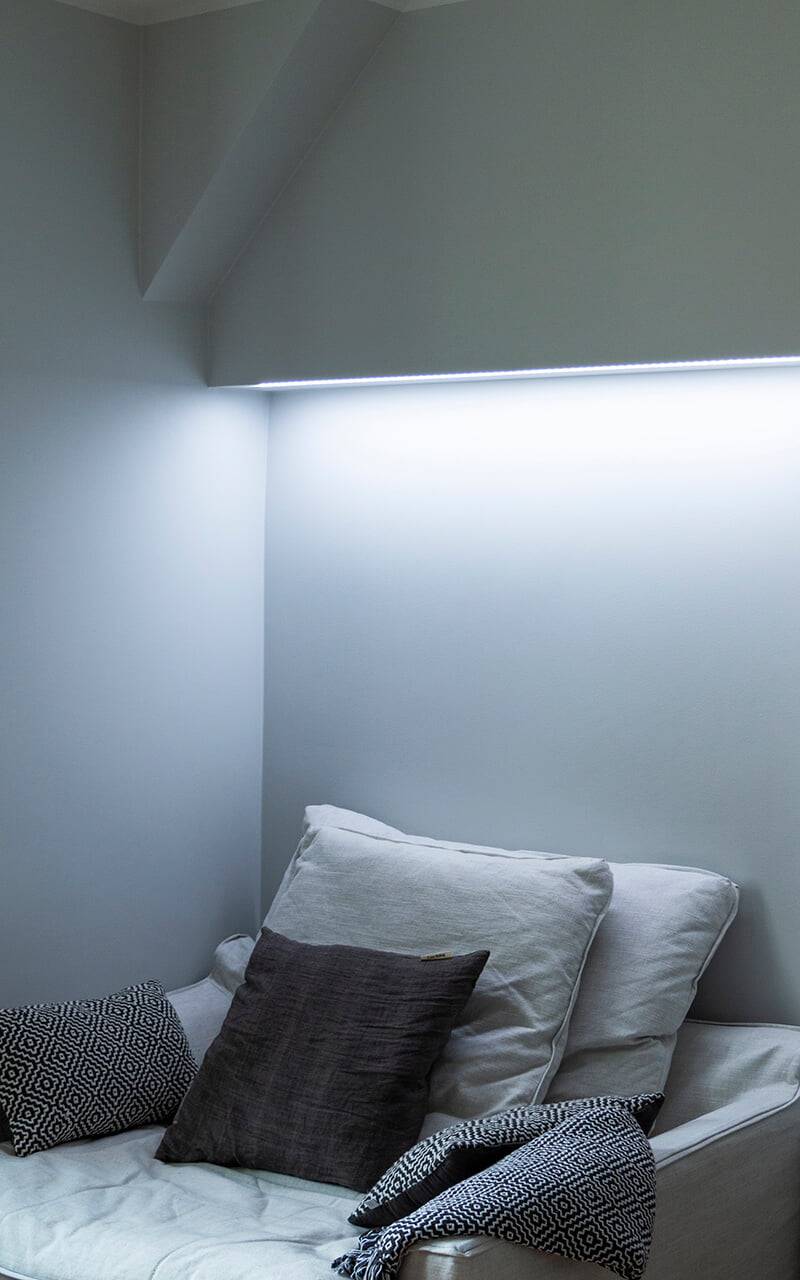 Grüner Hintergrund mit einem weißen Quadrat mit dem Text "LED STORE", wobei "LED" über "STORE" gestapelt ist, was ein LED-Beleuchtungsgeschäft darstellt.