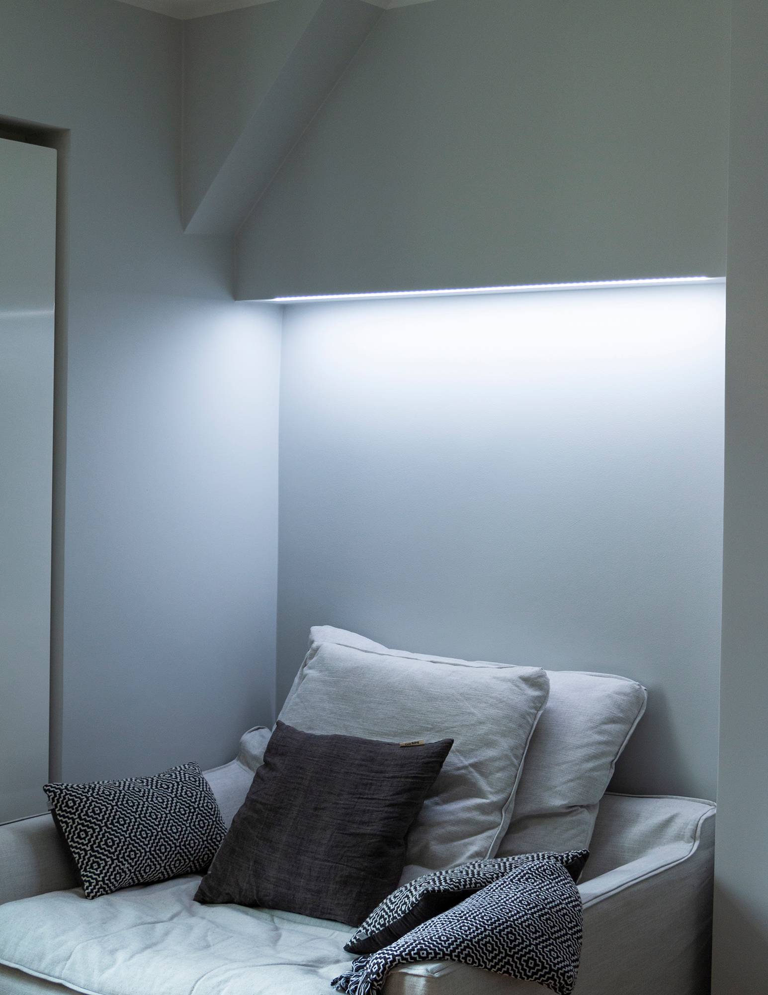 Im Schlafzimmer, in der Farbtemperatur einstellbare Stimmungsbeleuchtung hinter dem Bett, montiert auf dem Sockel des Kleiderschranks. Auf dem Bild ist die Farbtemperatur auf einen kalten Ton eingestellt. Ledstore.fi