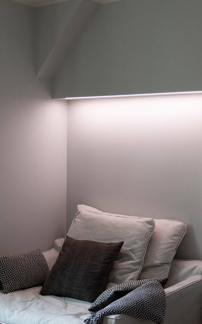 LED STORE Text auf einem weißen Quadrat vor einem hellgrünen Hintergrund, der LED-Beleuchtungslösungen hervorhebt.