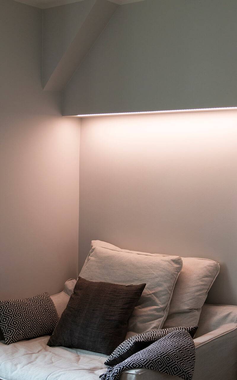Auf dem grünen Hintergrund befindet sich ein weißes Quadrat mit dem Text "LED STORE" in fetten weißen Großbuchstaben, der auf energieeffiziente Beleuchtungslösungen hinweist.