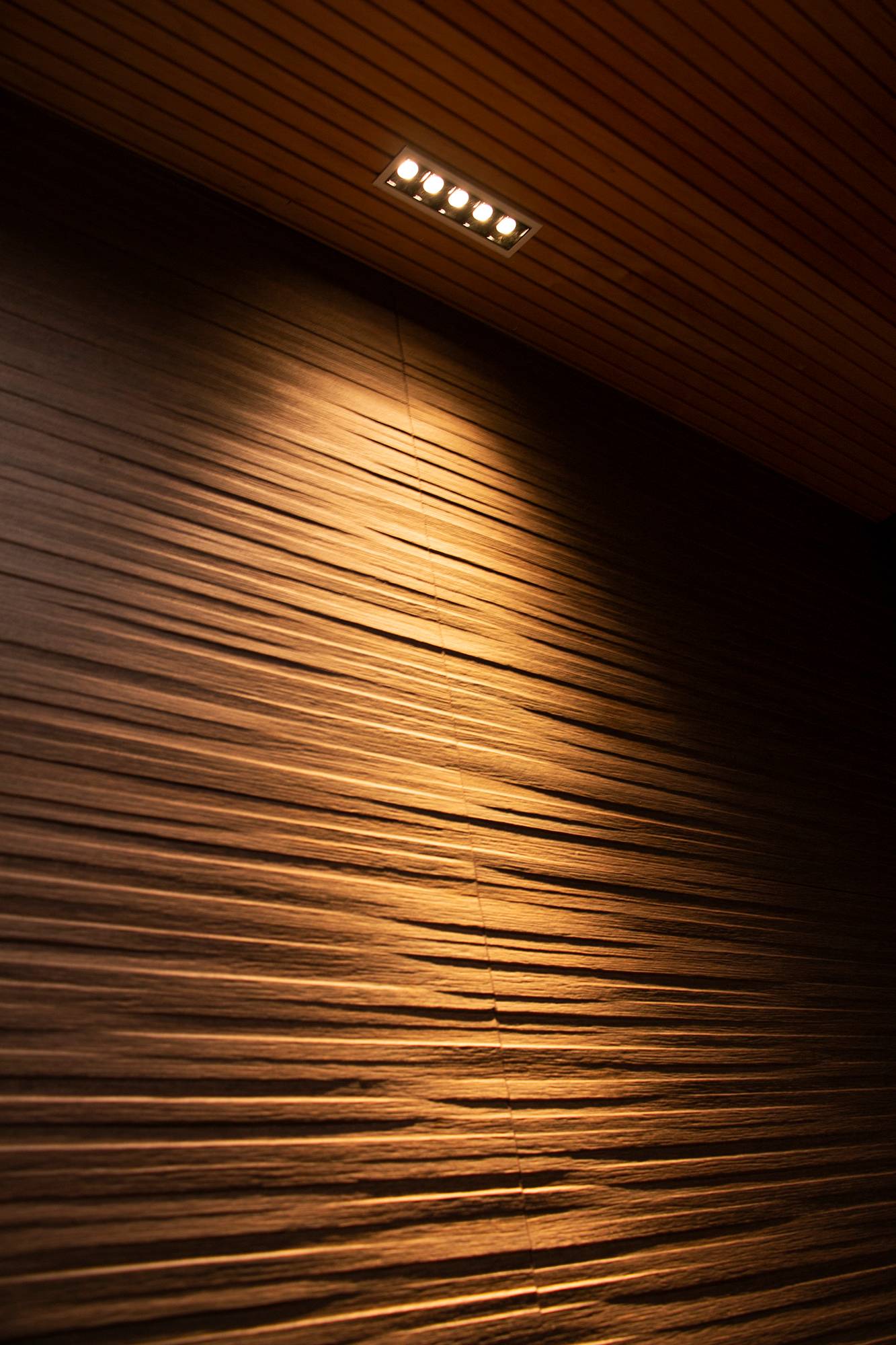 LINJA5 zur Hervorhebung der Textur der Decke an der Wand. Ledstore.fi