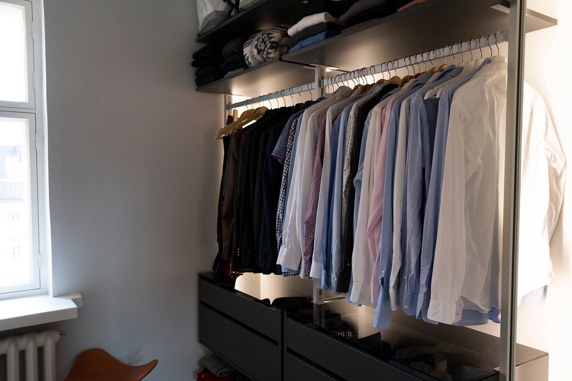 Led-Leisten zur Beleuchtung von Kleidung und Garderobe mit indirektem Licht. Ledstore.fi