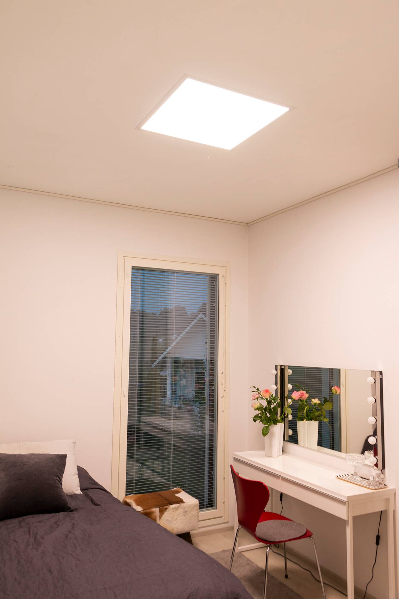Das Led-Panel leuchtet schön gleichmäßig und ähnelt einem Oberlicht. Ledstore.fi