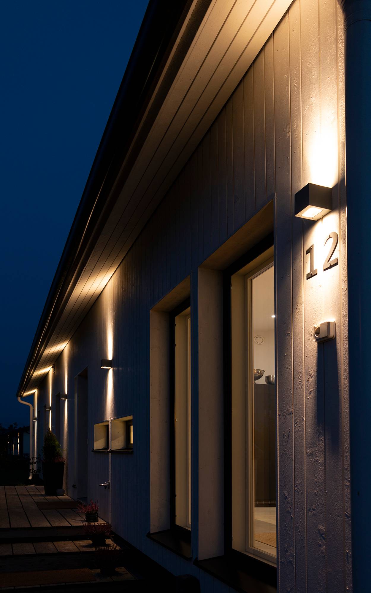 Hausnummern-Beleuchtung mit CUBIC OUT Leuchte. Die Leuchte leuchtet in zwei Richtungen, nach oben und nach unten. Ledstore.fi