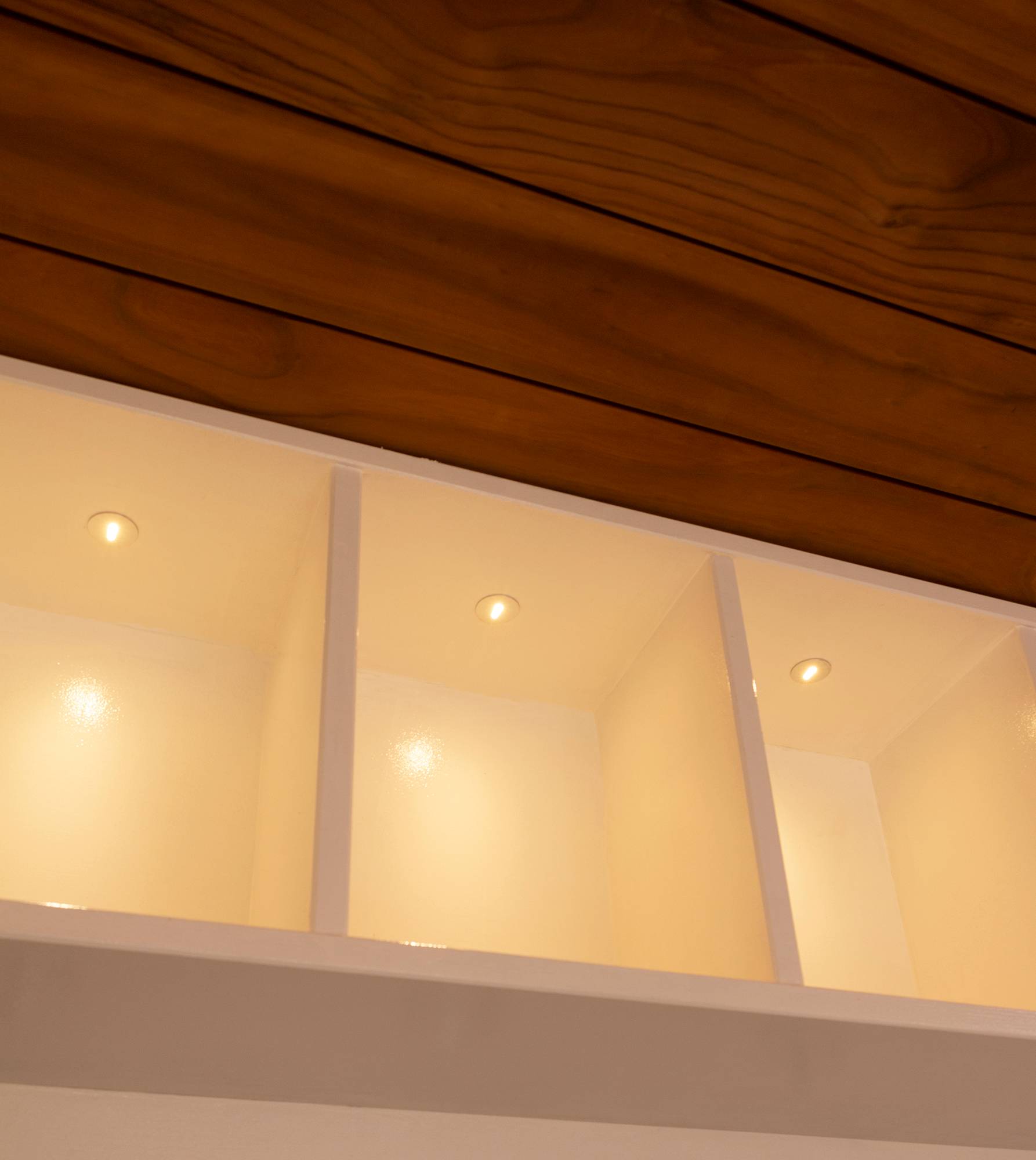 Regale mit 1-W-Strahlern als Akzentbeleuchtung. Ledstore.fi