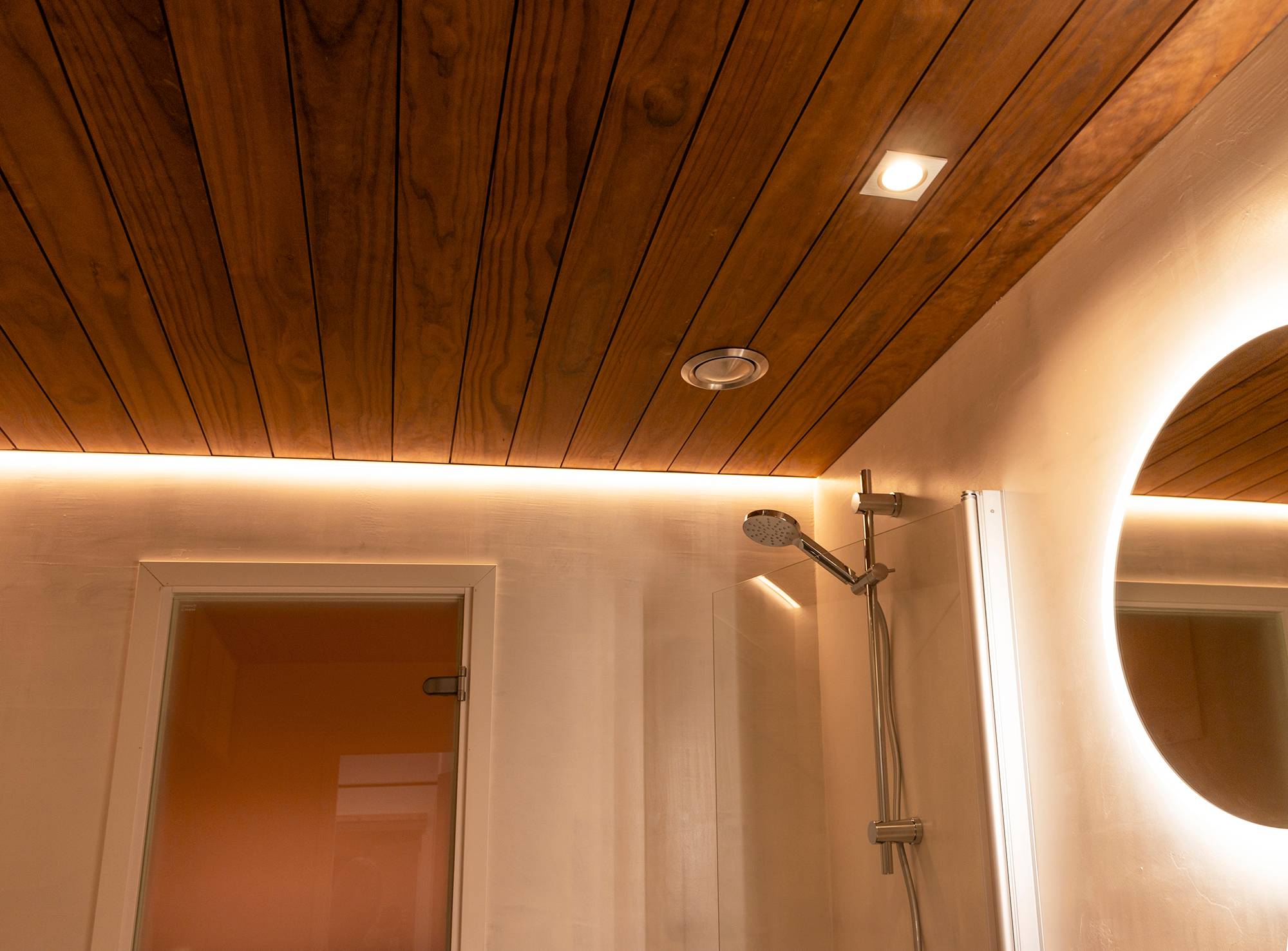 Kantenprofil mit LED-Leiste zur Beleuchtung der Dusche in Kombination mit einem Lichtspiegel und Deckentöpfen. Ledstore.fi