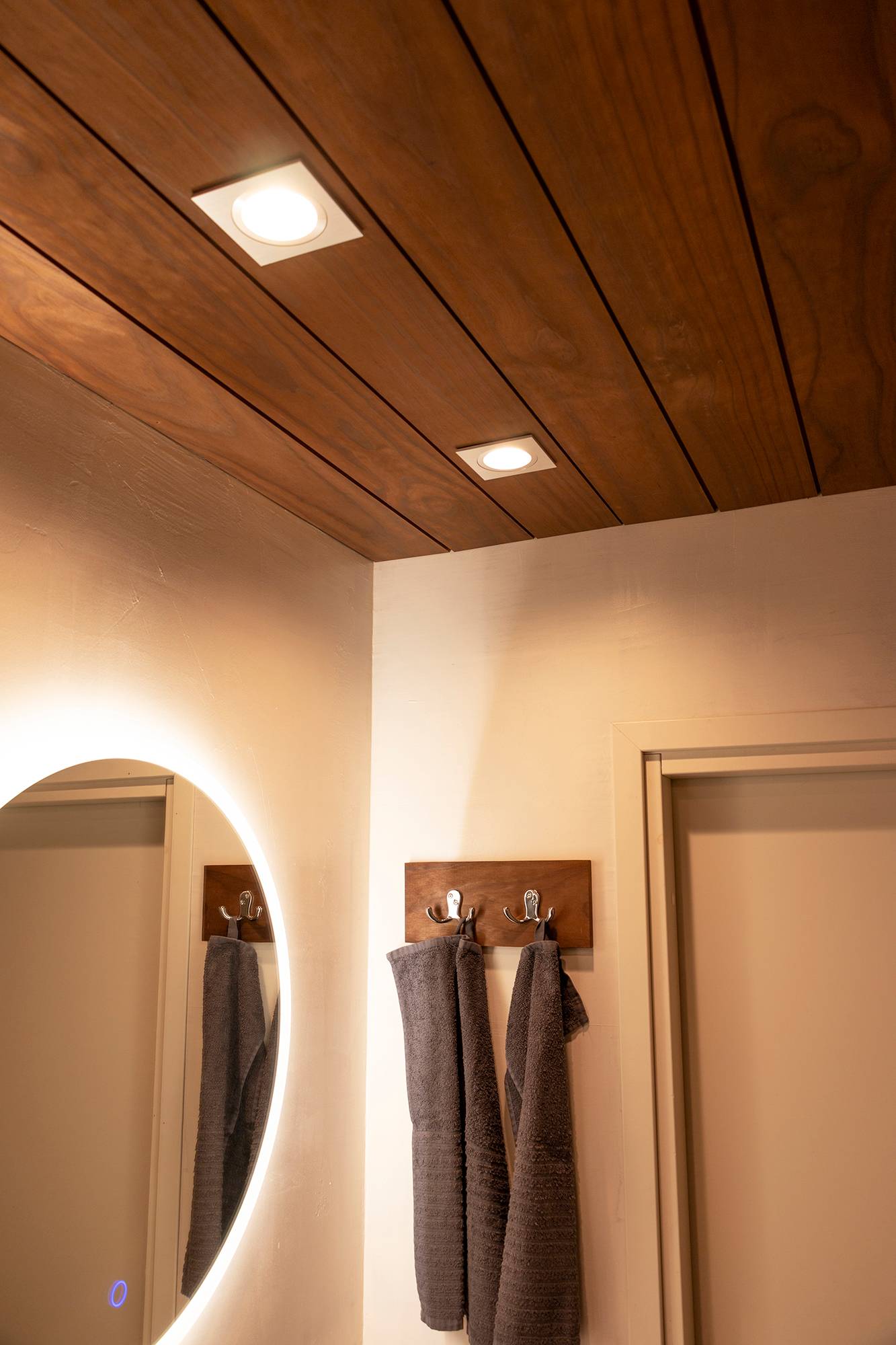 Strahler, die so positioniert sind, dass sie das Gesicht beleuchten, da das Licht des Spiegels durch die Wand scheint. Durch die Kombination dieser beiden Leuchten entsteht ein hervorragendes Rasier- und Make-up-Licht. Ledstore.fi