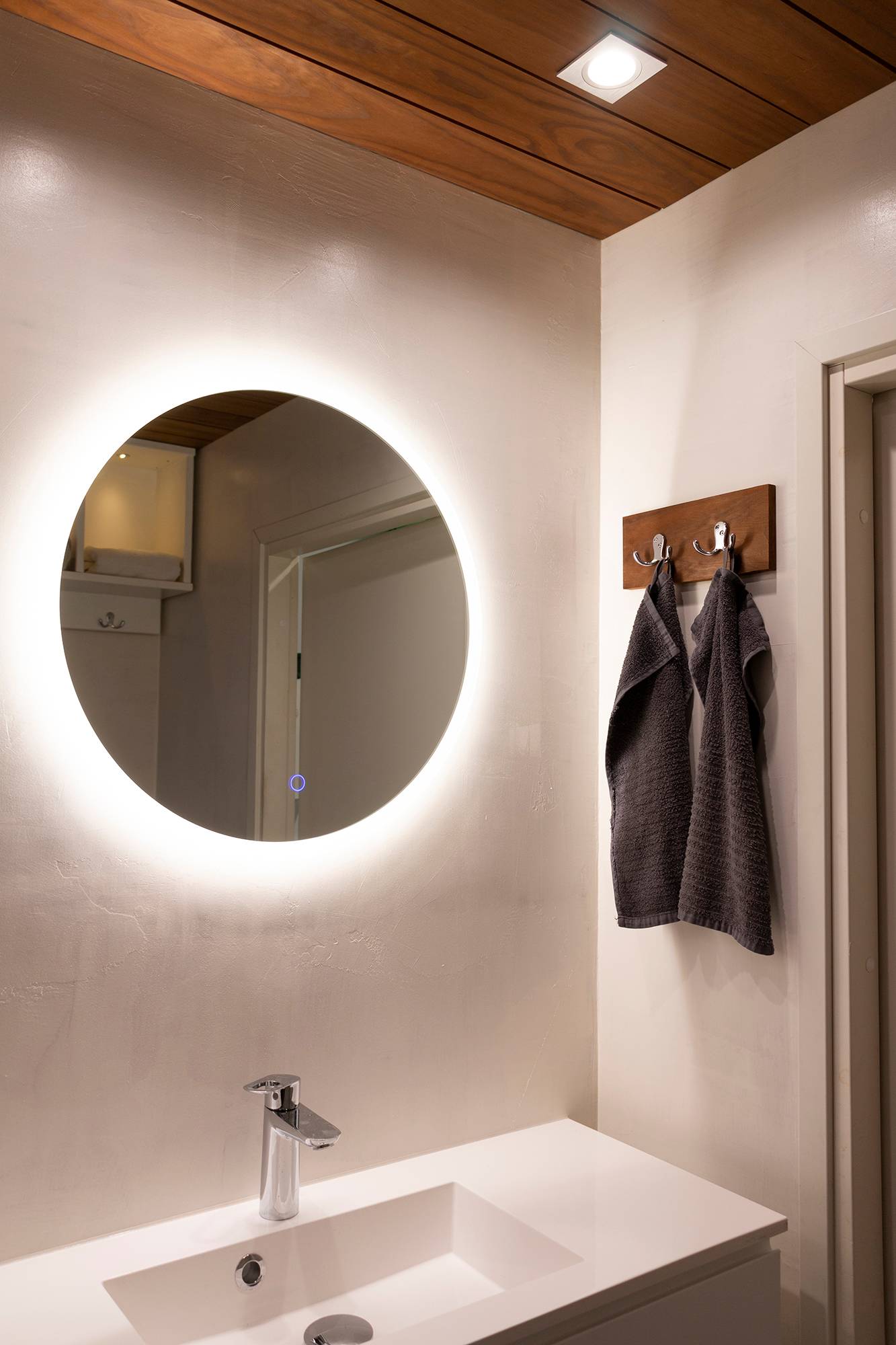Runder Lichtspiegel im Badezimmer. Die Spots sind so positioniert, dass sie das Gesicht von einer Seite aus beleuchten und so ein hervorragendes Rasier- und Make-up-Licht erzeugen. Strahlerdurchmesser 600 mm. ledstore.fi