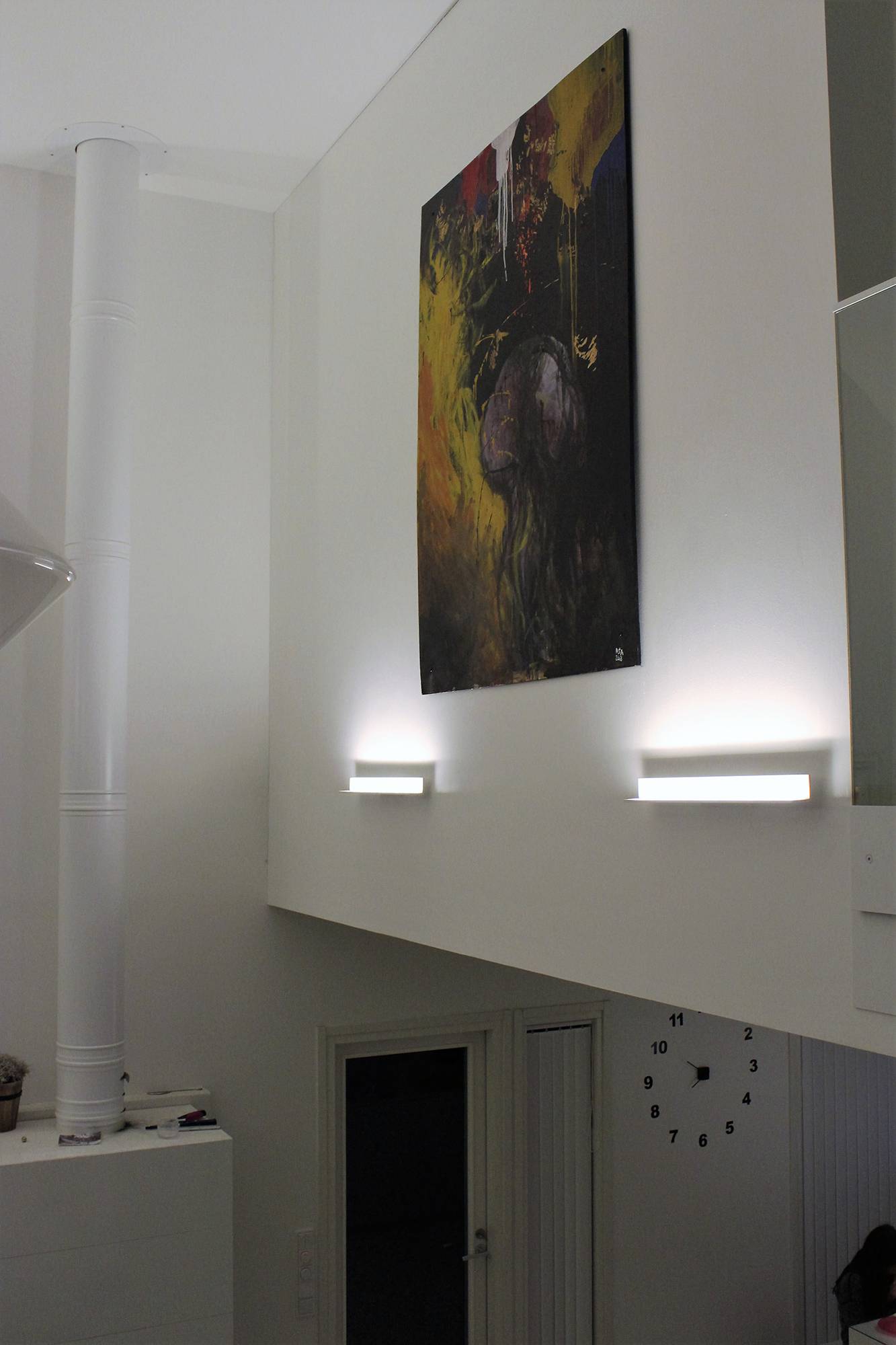 Beleuchtung einer Tafel mit weißen BLADE Wandleuchten, die von unten nach oben leuchten sollen. Ledstore.fi