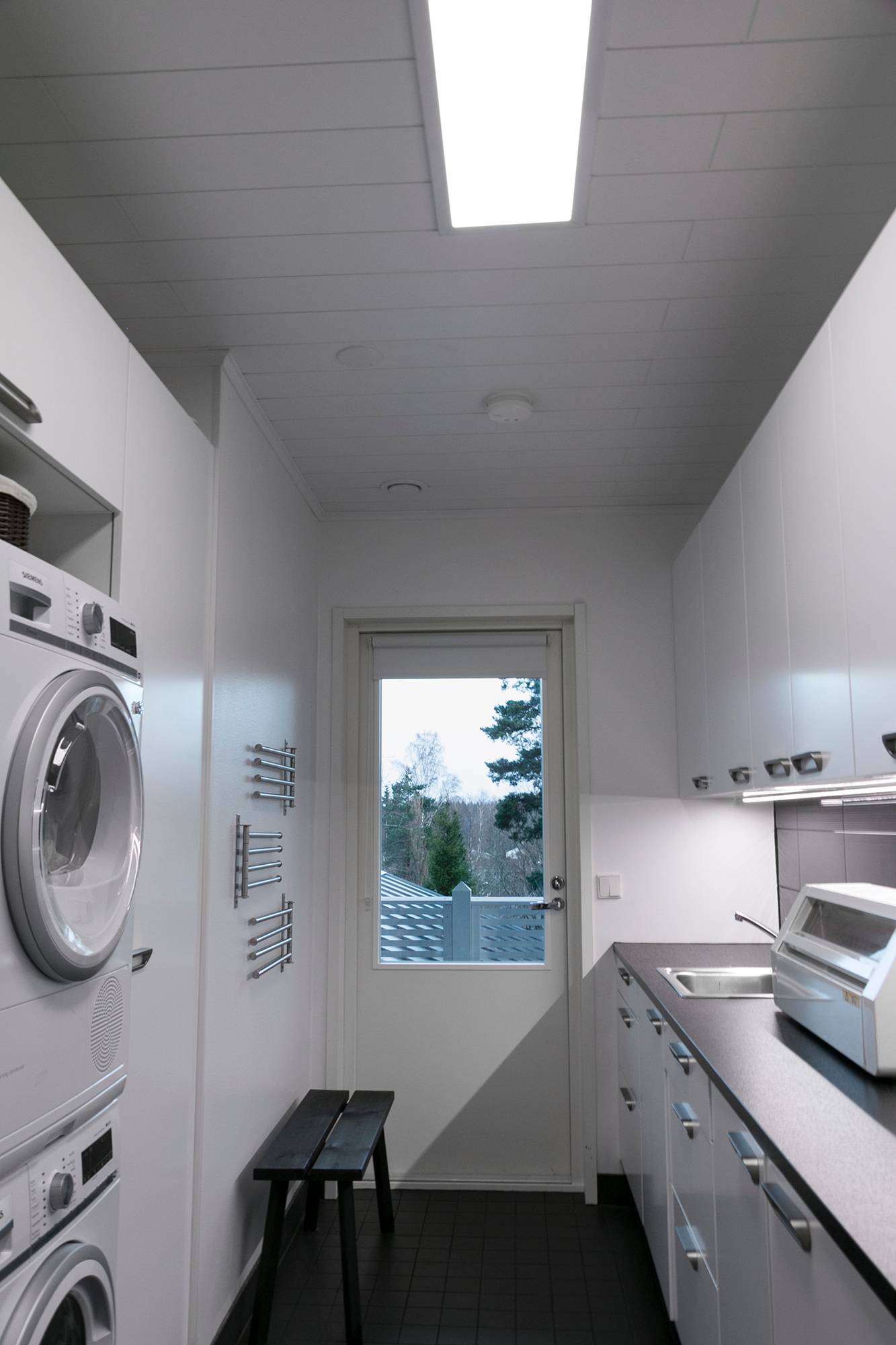 Beleuchtung in einem Hauswirtschaftsraum mit einer 300x1200-Panel-Leuchte. Die Paneelleuchte hat eine Öffnung von 110 Grad, ist effizient und blendet nicht. Ledstore.fi