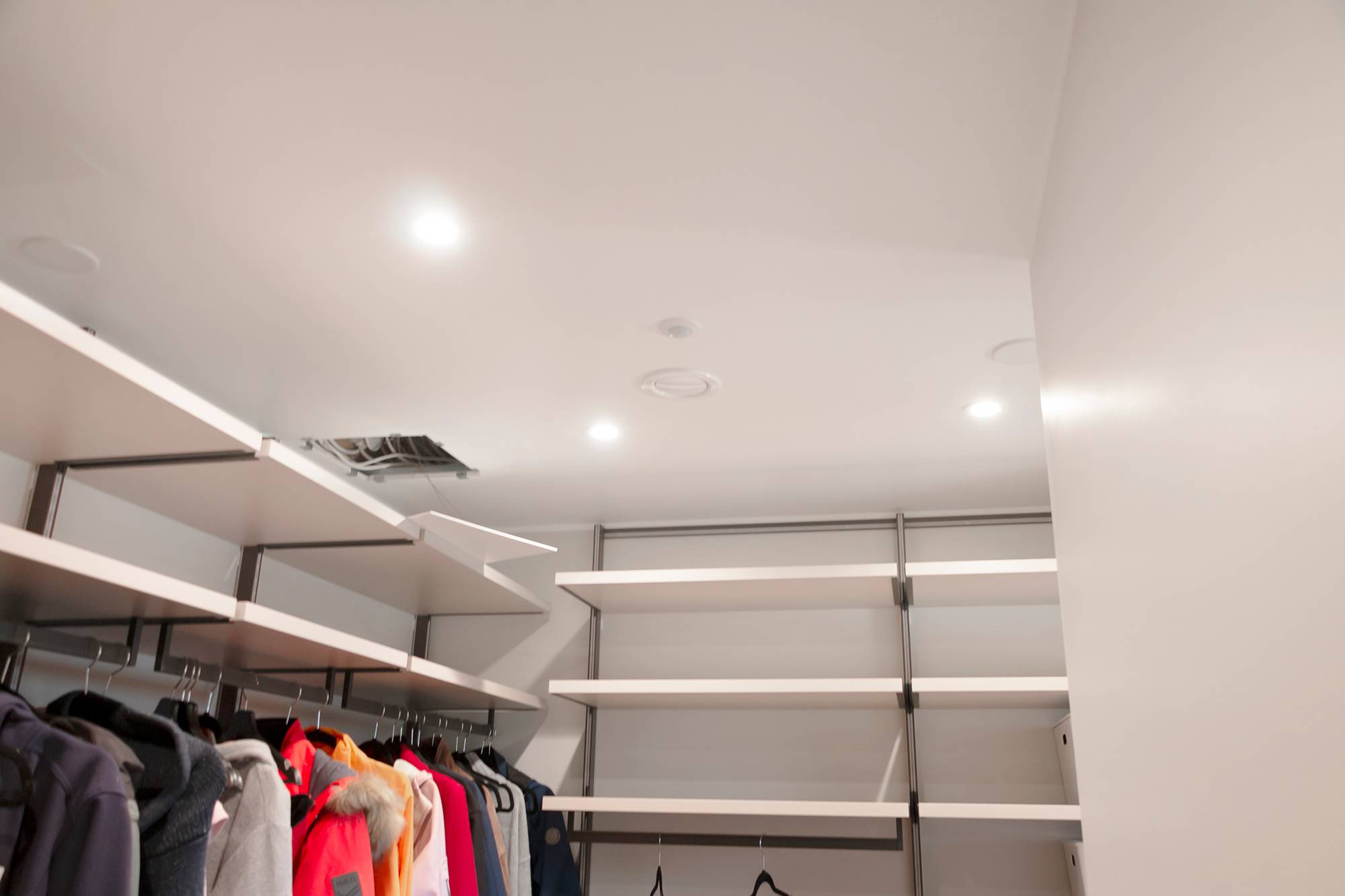 Beleuchtung in einem Kleiderschrank. Ledstore.fi