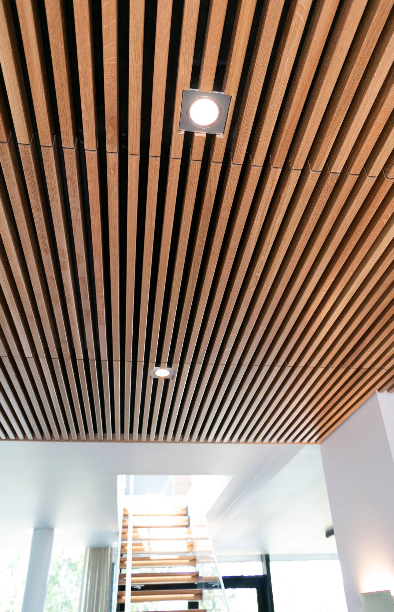 Beleuchtung mit in die Decke eingelassenen Kantti-Strahlern, aus gebürstetem Aluminium. Ledstore.fi