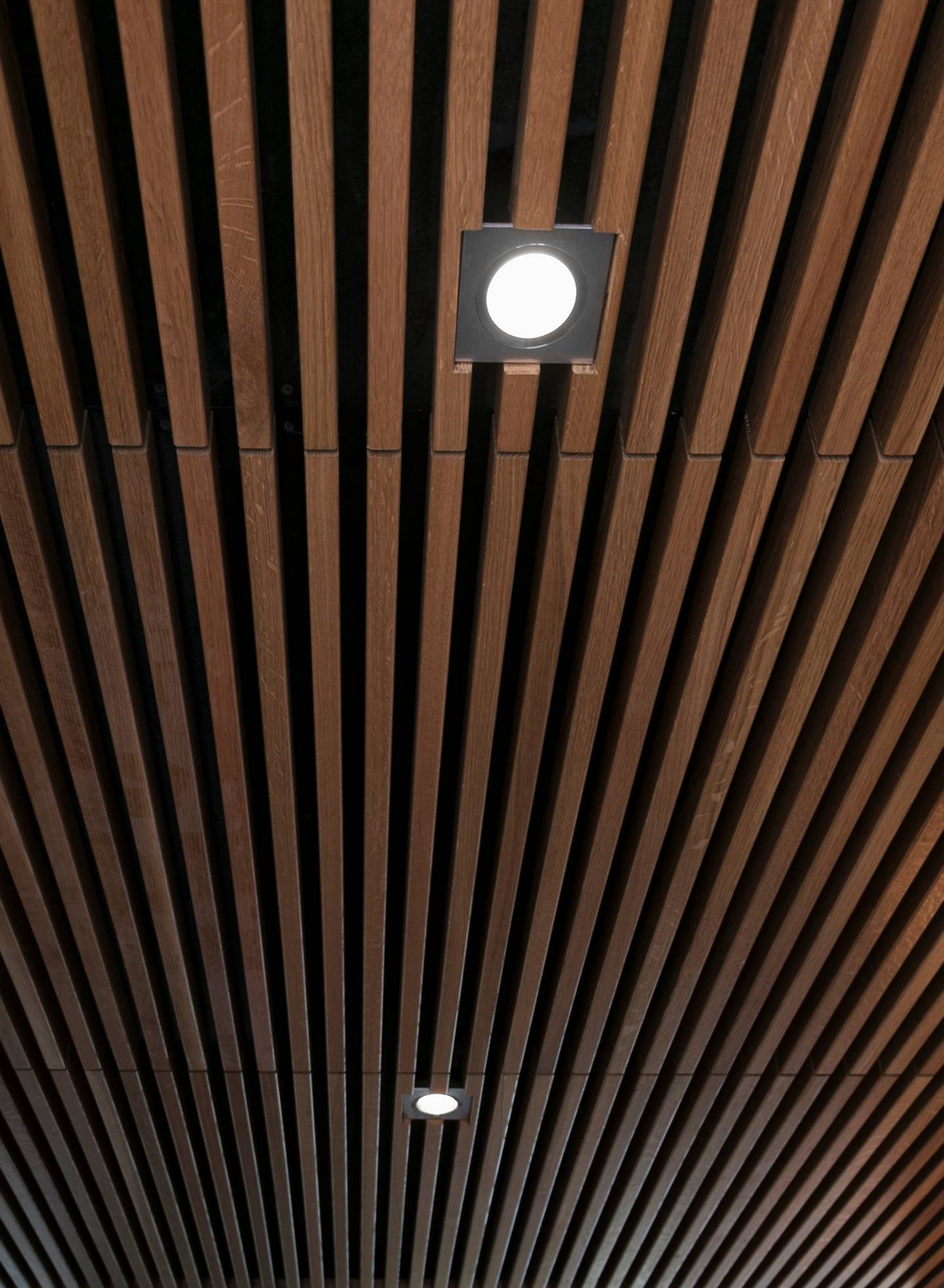 Ein in die Felgendecke eingelassener Kantti-Spot. Das Endergebnis ist ordentlich und fertig. Ledstore.fi