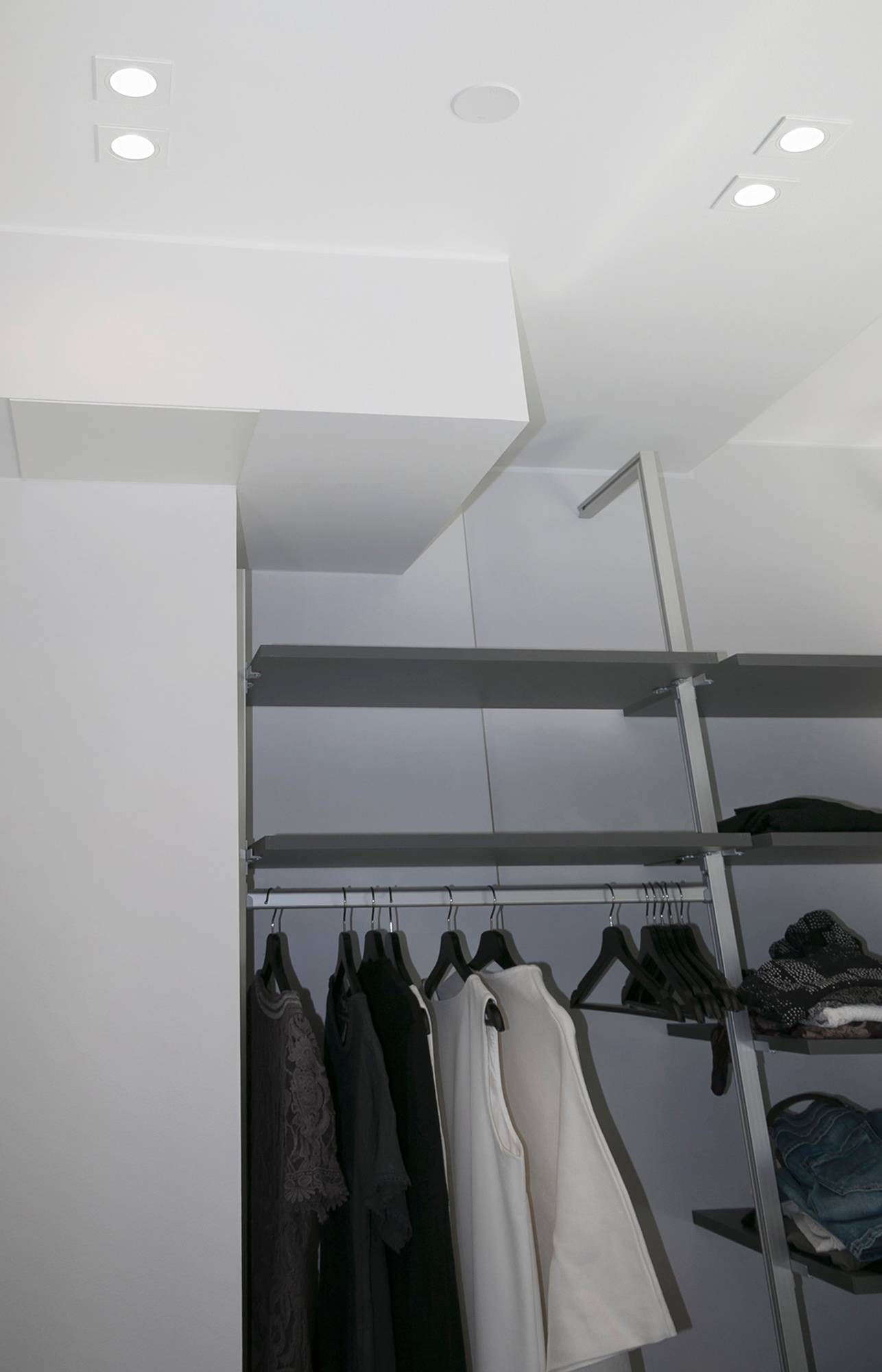 Led CHINESE KANTTI Spots in Paaren an der Decke des Kleiderschranks. Weitere Led-Lampen finden Sie im Sortiment von Ledstore. Ledstore.fi