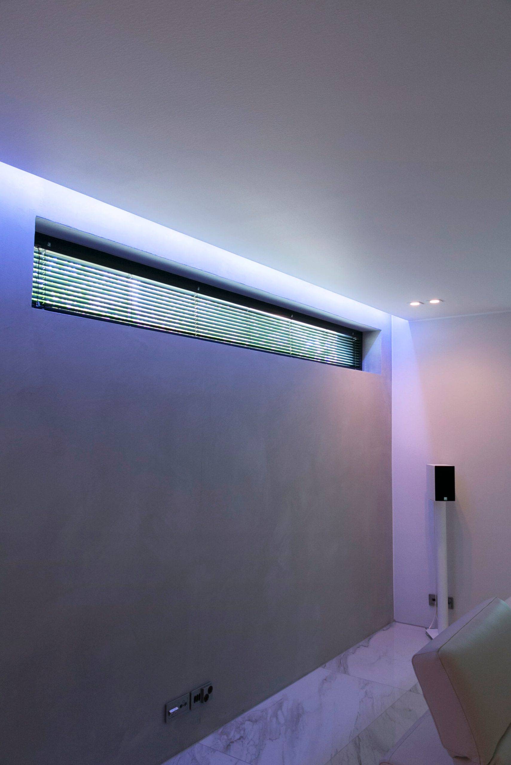Der Text "LED STORE" auf einem weißen Quadrat vor grünem Hintergrund; die perfekte Marke für nachhaltige Beleuchtungslösungen.