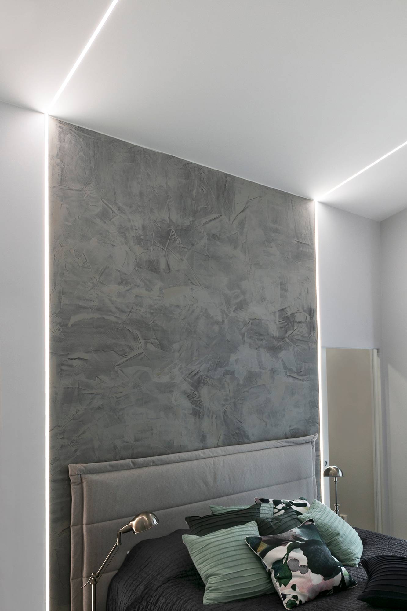 Schöne Stimmungsbeleuchtung im Schlafzimmer, LED-Streifen in schmalen Einbauprofilen. Ledstore.fi