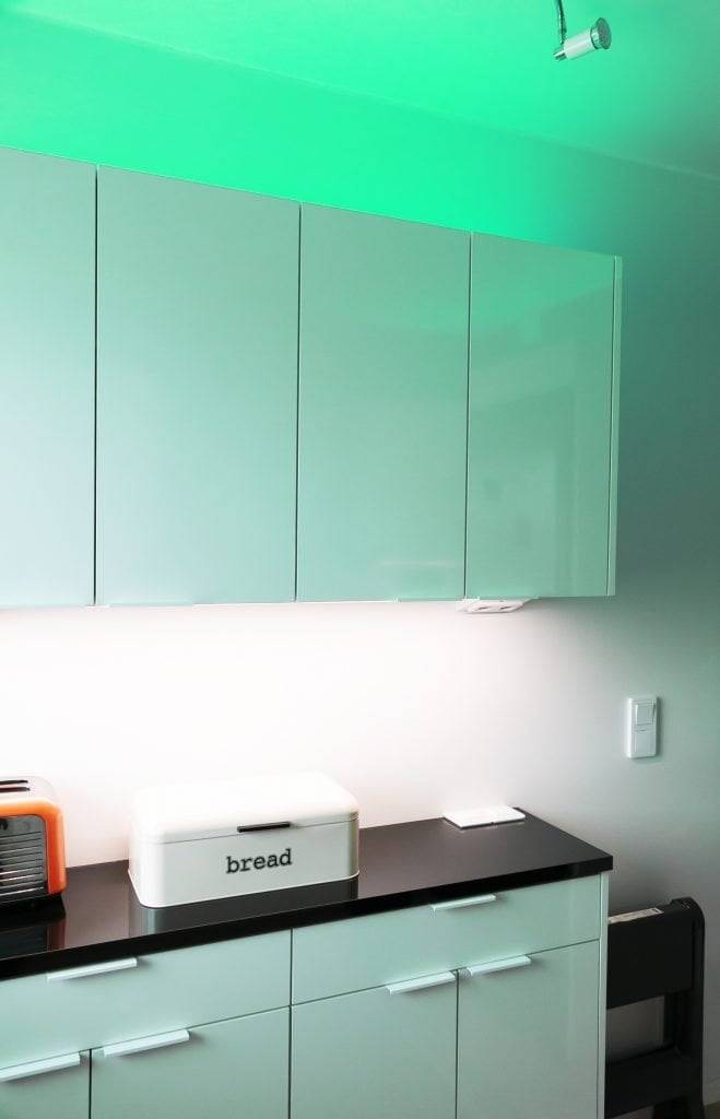 Grüner Hintergrund mit weißem Quadrat in der Mitte "LED STORE" mit weißem Text. Beleuchtung Geschäft Branding und Beschilderung Konzept.