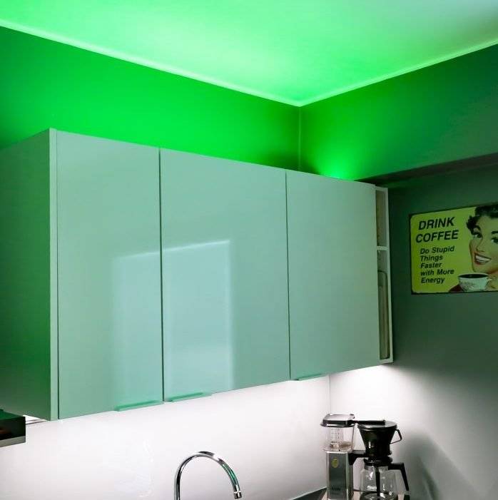Lichtdesign kann das Aussehen eines Raums verändern. Hier eine RGBW-LED-Leiste auf einem Schrank mit Aluminiumprofil.