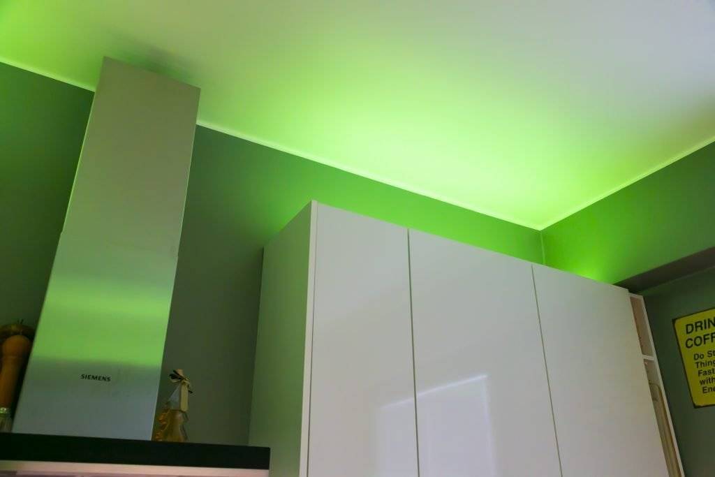 LED Store Logo auf grünem Hintergrund mit weißem Quadrat und "LED STORE" in fetten weißen Buchstaben, zur Verbesserung der Suchmaschinenoptimierung von LED-Beleuchtungslösungen.