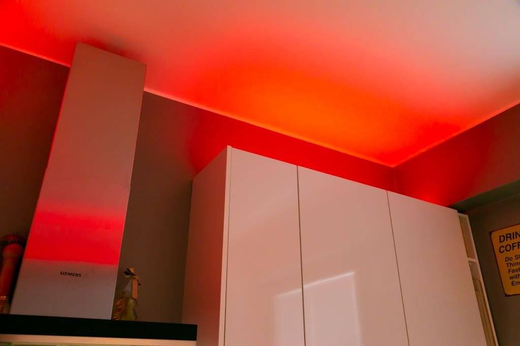 Bild eines grünen Hintergrunds mit einem weißen quadratischen Rand und "LED" über dem Text "STORE" mit weißem Text, der das Thema des LED-Beleuchtungsgeschäfts hervorhebt.