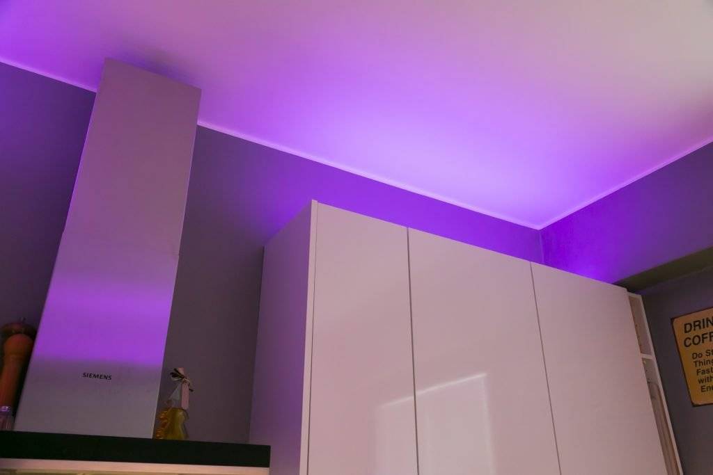 Grüner Hintergrund mit fettgedrucktem weißem Quadrat, Text "LED STORE" in der Mitte in einer modernen Schriftart für energieeffiziente Beleuchtungslösungen.
