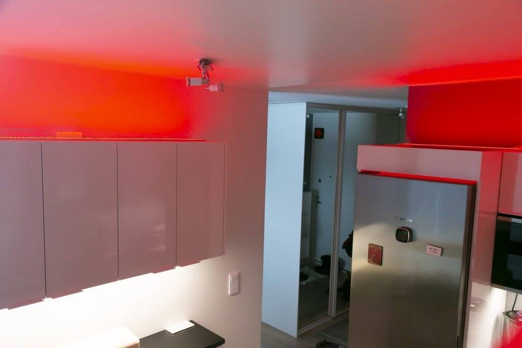 Grüner Hintergrund und weißes Quadrat mit "LED STORE" in fetten weißen Großbuchstaben - LED-Beleuchtungsgeschäft Branding-Grafik.